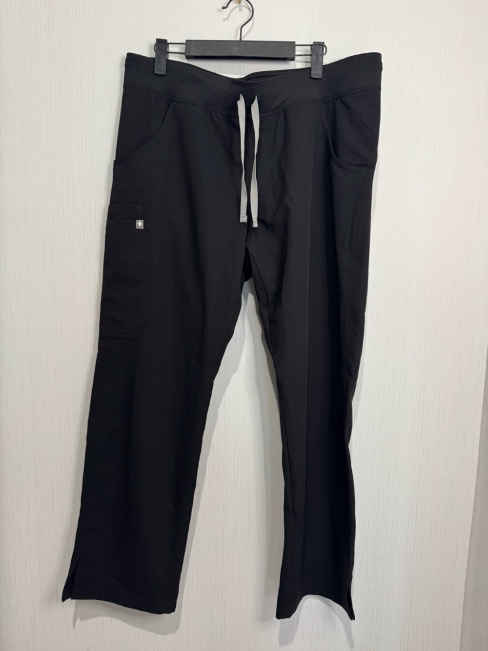 FIGS Kade Cargo Scrub Pants. Black. Large Petite. Style: t21004p. No flaws noted